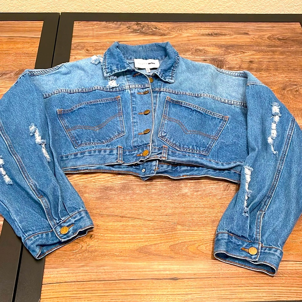 Fashion Nova Sz Med Cropped/Distressed denim jacket